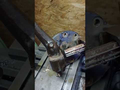 Видео: Развертка втулок шкворня Газ -53