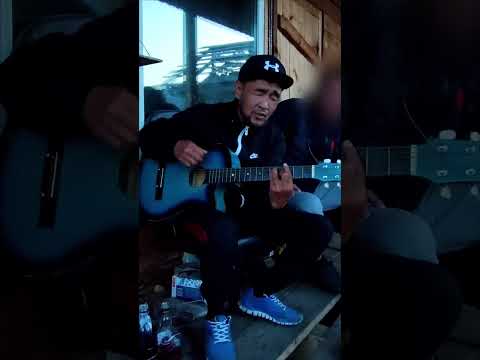 Видео: Армейская песня в исполнении бурята 2 (бурят красиво поет, ты сменить успеешь, по зелёной по траве)