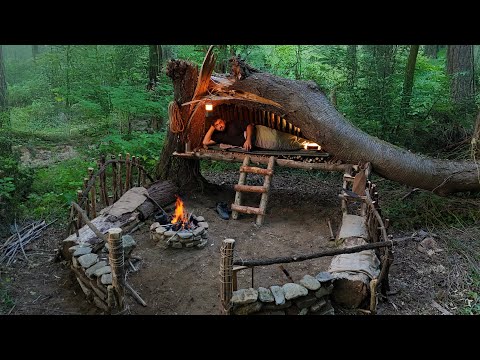 Видео: Bushcraft SURVIVAL Shelter; Строительство естественной землянки внутри большого дерева. Кулинария