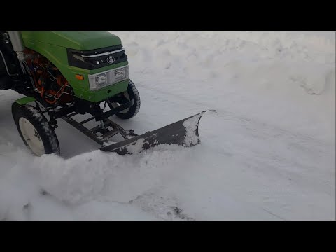 Видео: Поворотный отвал на мини трактор Xingtai XT180 и запуск в -20!