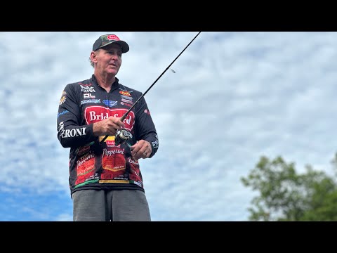 Видео: Самая неприятная ситуация при ловле окуня… и как ее преодолеть