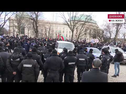 Видео: Симпатизанти на "Възраждане" пробиха загражденията около парламента