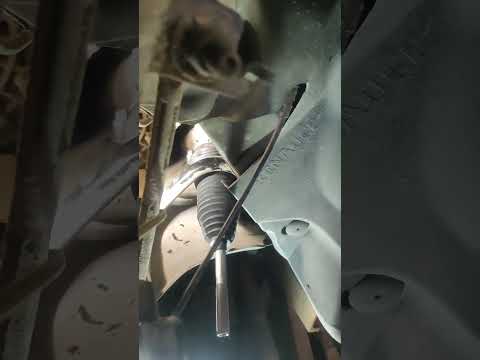 Видео: Renault Megan 3. Замена рулевой тяги и наконечника.
