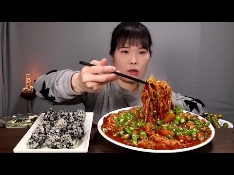 Видео: Смелый, паровая морская кальмара, кимчи, мукбанг
