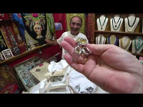 Видео: 113. Индия 2022. Обзор ювелирной лавки в Путтапарти.
