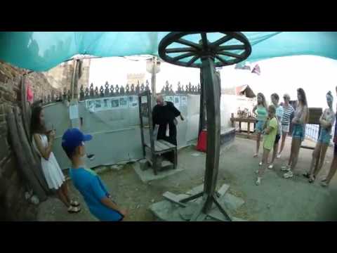 Видео: ЛУЧШИЙ ЭКСКУРСОВОД! МУЗЕЙ ОРУДИЯ ПЫТОК ГЕНУЭЗСКОЙ КРЕПОСТИ!