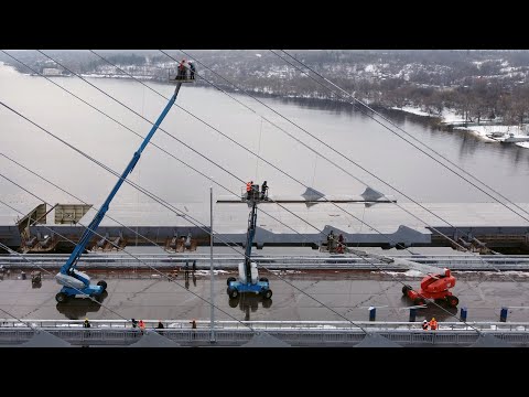 Видео: Запорожский мост. Работа бригады электриков на высоте. Обзор со стороны о. Хортица до пилонов