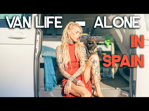 Видео: Девушка, её собака и фургон в Испании — одни