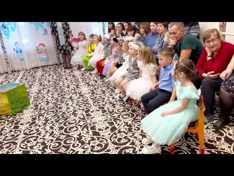 Видео: Новогодний праздник в старшей группе