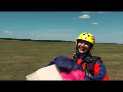 Видео: Первый прыжок с парашютом типа "Крыло"