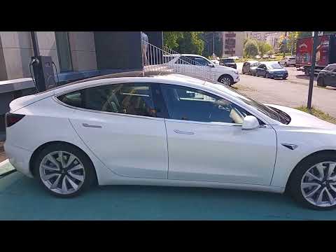 Видео: Заряджання Tesla3 2020 швидкою зарядкою CCS Combo 2 через перехідник з кнопкою.