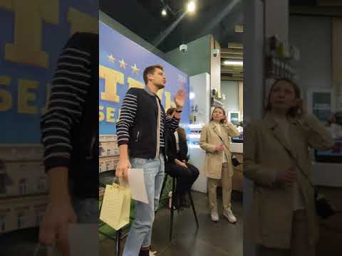 Видео: Милош Бикович и Диана Пожарская. Встреча в мегафоне. 03.03.2020