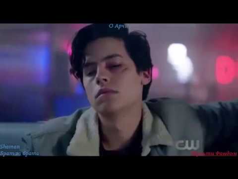 Видео: Что Джагхед Джонс думает о других