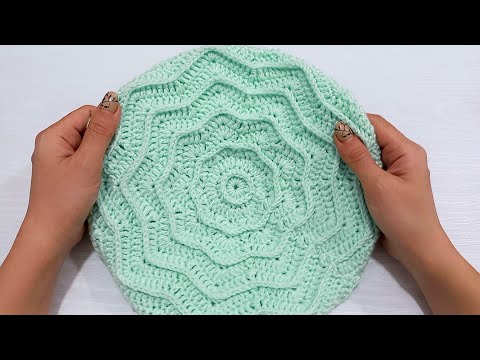 Видео: Красивая шапка-берет, связанная крючком волнистым узором