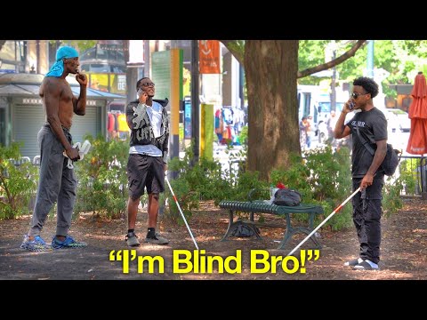 Видео: Разглядывает людей, а потом устраивает слепую шутку в капюшоне!