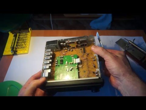 Видео: Ремонт автомагнитолы. Как выпаять и заменить  FM тюнер?