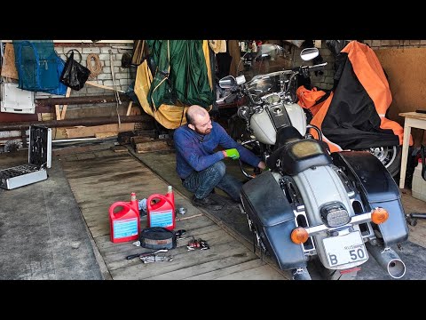 Видео: Чем чаще, тем лучше! Камил меняет моторное масло на Harley-Davidson Road King 2014!