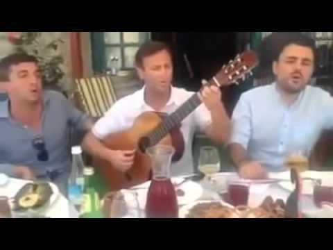 Видео: Грузины поют песню "Тополя" на русском