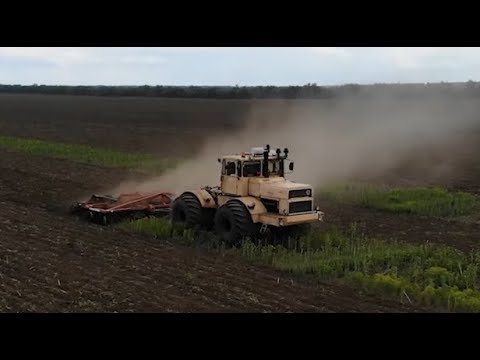 Видео: Трактор Кировец. Дискование пара.