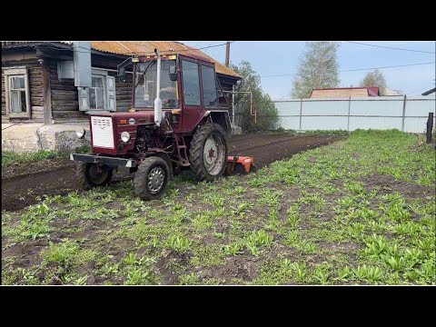 Видео: Трактор т-25 с почвофрезой пашет огород | Подготавливаем землю под посадку картофеля