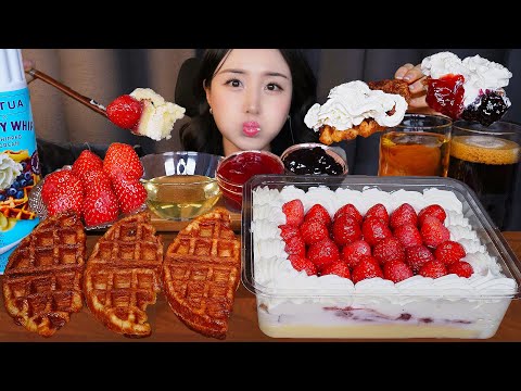 Видео: Десерт🍓 Клубничный торт со взбитыми сливками & вафли АСМР МукбангㅣDessert Cake Mukbang
