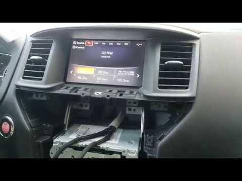 Видео: Как снять радио / навигацию / дисплей с Nissan Pathfinder 2017 для ремонта.