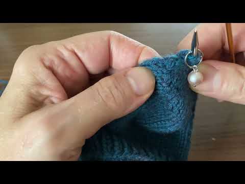 Видео: Пятка. Часть 2. Набор петель из кромки стенки пятки с помощью крючка. Крючок-спица.