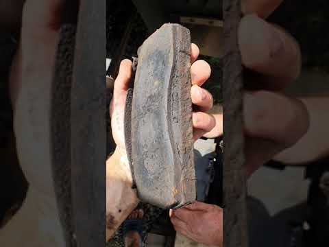 Видео: Снятие тормозных колодок и тормозного диска Атего 815