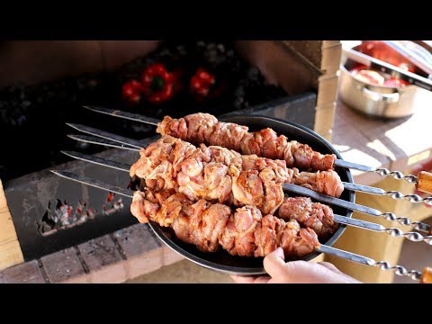Видео: ШАШЛЫК КУРИНОЕ БЕДРО. СОУС ИЗ ЗАПЕЧЕННЫХ ОВОЩЕЙ В УГЛЯХ