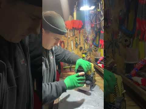 Видео: Обслуживание бензокосы после долгого простоя как поменять сальники