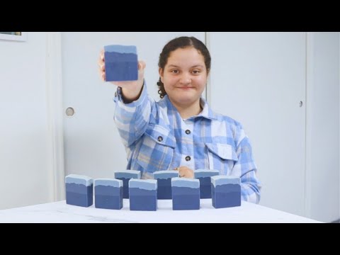 Видео: Использование индиго для производства натурального синего мыла | Cadence Rose