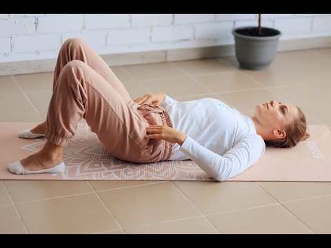 Видео: Короткий Фельденкрайз-урок. Наклон коленей на спине