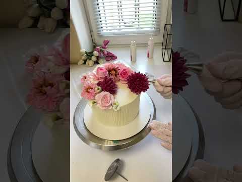 Видео: Декор торта цветами из белково заварного крема (БЗК)