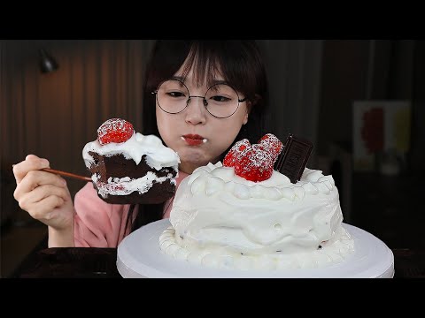 Видео: АСМР ЕДА ШОКОЛАДНО-КЛУБНИЧНЫЙ ТОРТ🍰 С РОЖДЕСТВОМ🎅🏼🎁