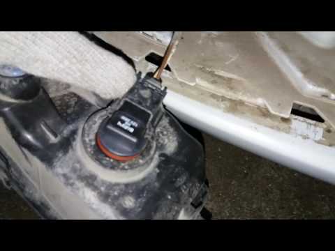 Видео: Шкода Рапид замена лампы противотуманной фары