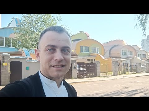 Видео: ПРИЧУДЛИВЫЕ ДОМИКИ ХОББИТОВ В ГОРОДЕ