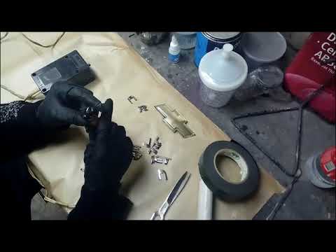 Видео: Как быстро наклеить скотч на буквы и эмблемы на авто