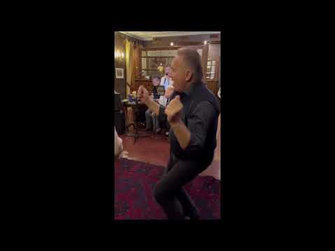 Видео: Саша и Маша у теперь у зеркала.