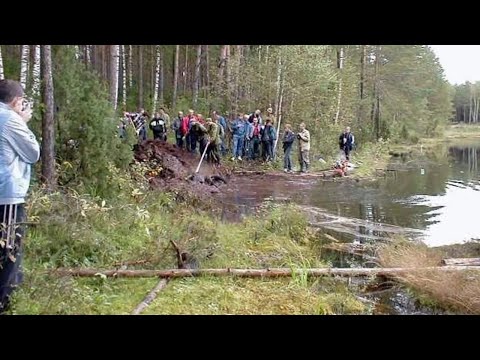 Видео: Мальчик прогуливался по лесу и обнаружил старые следы которые вели в озеро