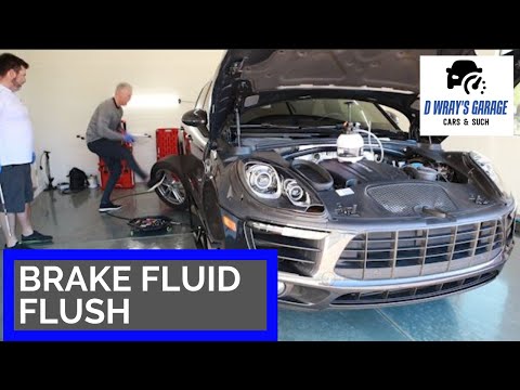 Видео: Промывка тормозной жидкости (Porsche Macan 2017)