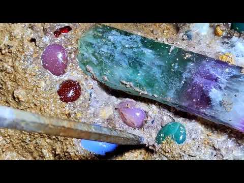 Видео: Огромный арбузный турмалин в окружении агатовых шаров