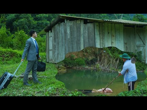 Видео: Генеральный директор покинул город ради леса, отремонтировал заброшенный старый дом и поселился на п