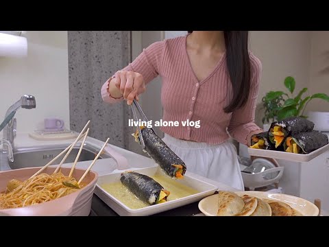 Видео: живущие в одиночку vlog, приготовление жареного гимбапа, бибимбап крокеты, и огурченная капуста