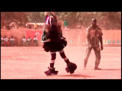 Видео: Улётный танец африканского парня. Вытворяет ногами немыслимое!