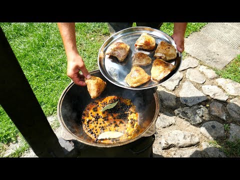 Видео: ДЕРЕВЕНСКИЙ КАПИТАН ИЛИ КУРИЦА С ЧЕРНОЙ СМОРОДИНОЙ В КАЗАНЕ НА КОСТРЕ