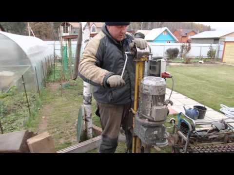 Видео: Смотри как пробурить абиссинский колодец в готовом приямке.