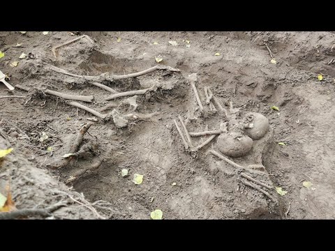 Видео: В объятиях смерти .  Подъем двух погибших красноармейцев.