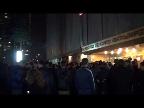 Видео: Поклонники скандируют имя Oxxxymiron перед входом в клуб [Киев, 27.10.2013, Live]