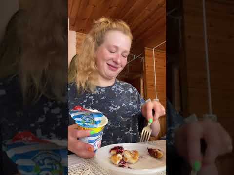 Видео: Мукбанг: сырники со сметаной  и вареньем