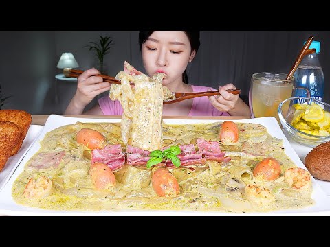 Видео: ASMR MUKBANG | Пряная паста со стеклянной лапшой и кремом из базилика Хрустящий коричневый картофель